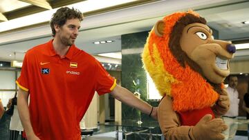El pivot de la selección española de baloncesto, Pau Gasol (i), durante un encuentro con los medios con motivo del inicio de la concentración del equipo de cara a su participación en los Juegos Olímpicos Río 2016.
