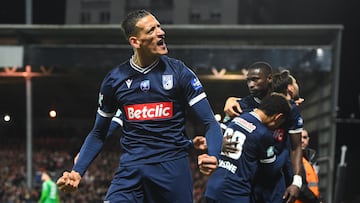 De vender camisetas del PSG a retarles por un título