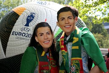 Portugal, que se enfrenta en cuartos de final a Francia, tiene aspiraciones de ganar la Eurocopa. En sus filas un gran conocido de Espa?a, Cristiano Ronaldo, que suma su sexta competici¨®n, se ha convertido en un rostro habitual en los art¨ªculos de merchandising del equipo luso, incluso en caretas, como las de estos aficionados.