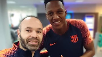 Andr&eacute;s Iniesta y Yerry Mina