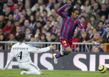 El astro brasileño es historia viva de los Clásicos. Su doblete en el Santiago Bernabéu en la temporada 2005-2006 es una de las más grandes exhibiciones en la historia del fútbol. A tal grado, que fue aplaudido por la afición de la 'Casa Blanca'. Ocho partidos y cinco goles fue su conteo en Clásicos. En 2014, se enroló con el Querétaro.