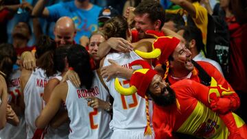 Las jugadoras de la Selección se abrazan tras pasar a la final.