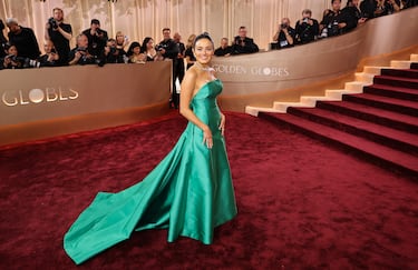 Chase Sui Wonders posa en la alfombra roja durante la 83ª edición de los Globos de Oro en Beverly Hills.