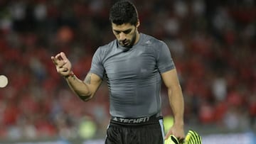 En Chile molestó el gesto de Suárez a la salida de la cancha