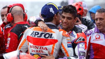 El abrazo de Márquez y Martín tras la carrera de Motegi.