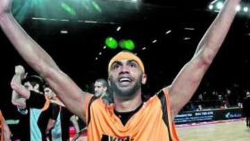 <b>EL NUEVO HÉROE DEL FERNANDO MARTÍN. </b>Gerald Fitch, con los brazos en alto, celebra una victoria del Ayuda en Acción Fuenlabrada.