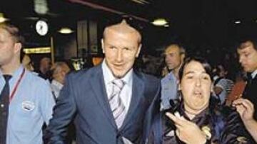<b>EL VENERADO BECKS</B>. El inglés fue el centro de atención en Barajas antes de que el Madrid cogiera su vuelo.