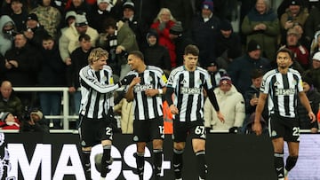 Soccer Football - Premier League - Newcastle United v Crystal Palace - St James' Park, Newcastle, Britain - January 4, 2026 Newcastle United's Malick Thiaw celebrates scoring their second goal with Nick Woltemade, Lewis Miley and Jacob Murphy REUTERS/Scott Heppell EDITORIAL USE ONLY. NO USE WITH UNAUTHORIZED AUDIO, VIDEO, DATA, FIXTURE LISTS, CLUB/LEAGUE LOGOS OR 'LIVE' SERVICES. ONLINE IN-MATCH USE LIMITED TO 120 IMAGES, NO VIDEO EMULATION. NO USE IN BETTING, GAMES OR SINGLE CLUB/LEAGUE/PLAYER PUBLICATIONS. PLEASE CONTACT YOUR ACCOUNT REPRESENTATIVE FOR FURTHER DETAILS..
