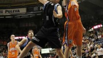 <b>DOS EN LA PELEA. </b>Lubos Barton pelea con Víctor Claver por un balón.