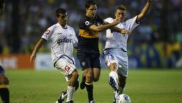 El jugador Juan Manuel Mart&iacute;nez de Boca Juniors recibe la marca de Facundo Diz y Juan Manuel Cobo de Quilmes hoy, s&aacute;bado 9 de febrero de 2013, en el estadio la Bombonera en Buenos Aires (Argentina). 