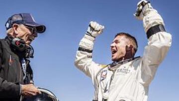 <b>DE LA ESTRATOSFERA AL DESIERTO. </b>Baumgartner celebra el éxito junto a Mike Todd, ingeniero de soporte vital. El momento del salto desde la cápsula fue espectacular.