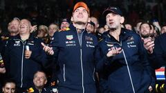 Verstappen con el equipo durante la celebración del título 2022.