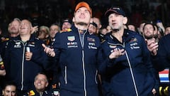 Verstappen con el equipo durante la celebración del título 2022.