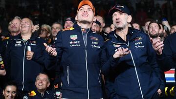 Verstappen con el equipo durante la celebración del título 2022.
