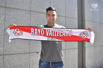 El delantero colombiano fue el bombazo postmercado. El 31 de agosto salió el rumor de la vuelta de Falcao al fútbol español, pero la sorpresa de su regreso iba unido al club al que llegaría: el Rayo Vallecano. Lo que empezó como un bulo veraniego se acabó confirmando como la vuelta de una estrella a LaLiga.