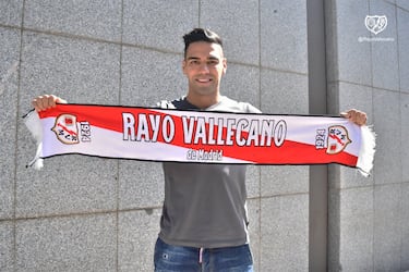 El delantero colombiano fue el bombazo postmercado. El 31 de agosto salió el rumor de la vuelta de Falcao al fútbol español, pero la sorpresa de su regreso iba unido al club al que llegaría: el Rayo Vallecano. Lo que empezó como un bulo veraniego se acabó confirmando como la vuelta de una estrella a LaLiga.