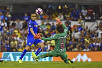 Actualmente es uno de los referentes en el ataque de Cruz Azul, en el duelo contra el América hizo un golazo. El atacante uruguayo también ha defendido los colores de su Selección nacional.