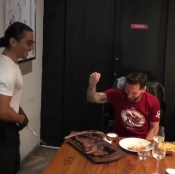 El día que La Pulga imitó el famoso estilo para ponerle sal a la carne