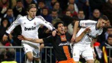 - El centrocampista croata del Real Madrid Luka Modric (i) y su compa&ntilde;ero, el defensa franc&eacute;s Karim Benzema (d), disputan el bal&oacute;n con el centrocampista del Valencia Dani Parejo (c), durante el partido de ida de cuartos de final de la Copa del Rey, que se juega esta noche en el estadio Santiago Bernab&eacute;u. 