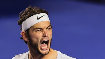 MEX7984. ACAPULCO (MÉXICO), 01/03/2023.- El tenista estadounidense Taylor Fritz, celebra un punto ante el canadiense Denis Shapovalov hoy, durante un partido del Abierto Mexicano de Tenis 2023, en el balneario de Acapulco, en el estado de Guerrero (México). EFE/ David Guzmán