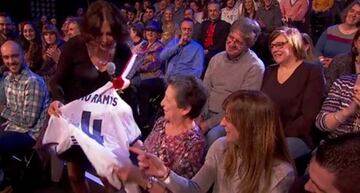 Alicia recoge su sorpresa: una camiseta del Real Madrid con el 4 de Sergio Ramos.