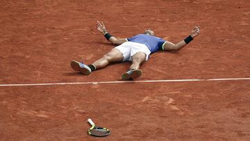 Rafa Nadal celebra en el suelo su d&eacute;cimo Roland Garros.