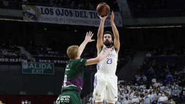 Sergio Llull lanza ante Alberto D&iacute;az en el Real Madrid-Unicaja.