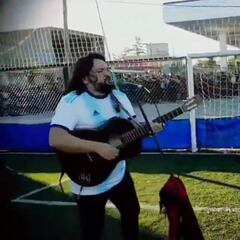 El homenaje definitivo a Maradona cuando el féretro avanza por su última cancha