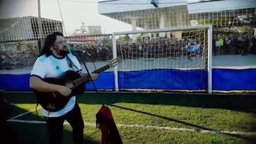 El cantante Yuyo Gonzalo, desde la &uacute;ltima cancha por la que avanz&oacute; el cortejo f&uacute;nebre, cant&oacute; por Diego y centenares de personas corearon.