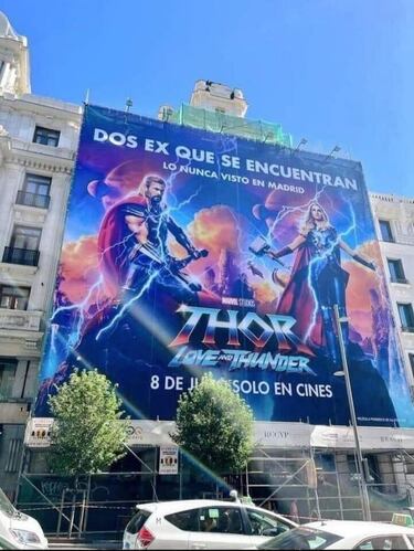 Thor: Love and Thunder y el cartel promocional con pulla para Ayuso