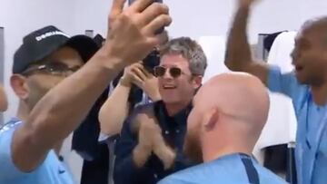 Noel Gallagher celebra la Premier en el vestuario del City a golpe de 'Wonderwall'.