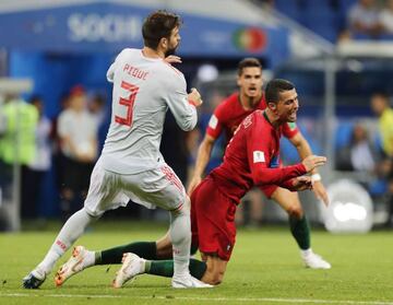 Cristiano cae ante Piqué durante el partido España-Portugal.