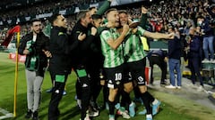 Canales y Joaqu&iacute;n celebran el gol de Borja Iglesias. 