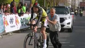 Tim Wellens llega a línea de meta.