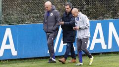 Carmelo del Pozo, director deportivo blanquiazul, dialogando con Luis C&eacute;sar y su ayudante tras un entrenamiento en Abegondo.