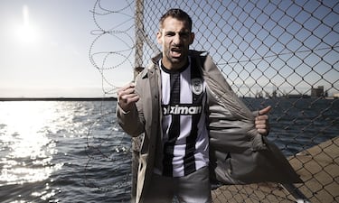 Internacional español, las lesiones han mermado su rendimiento las últimas temporadas. Fichó por 7 millones por el Atlético de Madrid en 2018, pero nunca se enfundó la camiseta rojiblanca. Le cedieron a los Wolves, que a la temporada siguiente lo ficharon por 20 millones. Después de ese fichaje, un calvario con las lesiones no ha permitido verle con asiduidad. Ahora, ha fichado gratis, a sus 29 años, por el PAOK griego.