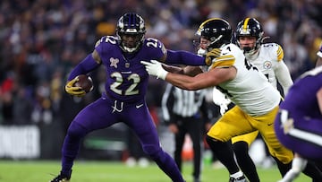 BALTIMORE, MARYLAND - DECEMBER 21: Derrick Henry #22 of the Baltimore Ravens runs the ball while defended by Dean Lowry #94 of the Pittsburgh Steelers during the first quarter at M&T Bank Stadium on December 21, 2024 in Baltimore, Maryland. Patrick Smith/Getty Images/AFP (Photo by Patrick Smith / GETTY IMAGES NORTH AMERICA / Getty Images via AFP)