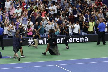 Serena Williams, apareci¨® en la Arthur Ashe como un superhero¨ªna, con una capa de lentejuelas doradas en mitad de un estruendo impresionante de los casi 24.000 espectadores que abarrotaron la pista de tenis m¨¢s grande del mundo.