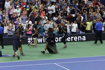 Serena Williams, apareció en la Arthur Ashe como un superheroína, con una capa de lentejuelas doradas en mitad de un estruendo impresionante de los casi 24.000 espectadores que abarrotaron la pista de tenis más grande del mundo.