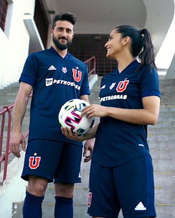 Integrantes de los equipos femenino y masculino dieron a conocer la nueva camiseta de Universidad de Chile con miras a la próxima temporada.