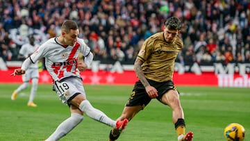 MADRID, 16/03/2025.- El delantero del Rayo Vallecano, Jorge de Frutos (i), golpea el balón ante el defensa de la Real Sociedad, Javi López, durante el encuentro correspondiente a la jornada 28 de Laliga EA Sports que disputan hoy domingo Rayo y Real Sociedad en el estadio de Vallecas, en Madrid. EFE / Sergio Perez.