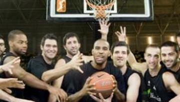 <b>IRREVERENTE. </b>El Bizkaia Bilbao acaba de ganar su primer partido en los playoffs y ahora aspira a jugar la final. Mumbrú, Banic, Hervelle y el resto de la plantilla rodean a Jackson. Jackson