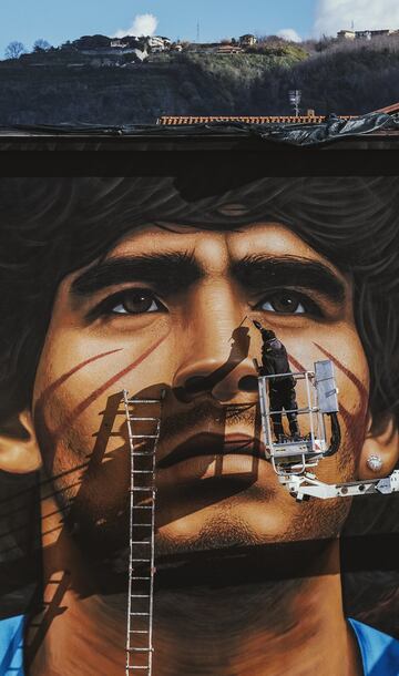 El artista callejero napolitano Jorit Agoch ha creado su nuevo mural en Quarto, un municipio italiano localizado en la Ciudad metropolitana de Nápoles, en el que se puede ver el rostro del Diego Armando Maradona.