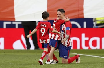 Torres con sus hijos.