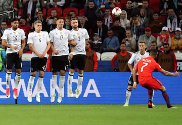 KAZ02. KAZAN (RUSIA), 22/06/2017.- El chileno Alexis Sánchez (d) cobra un tiro libre ante la defensa alemana durante un partido del Grupo B por la Copa Confederaciones de la FIFA 2017, disputado entre Alemania y Chile hoy, jueves 22 de junio de 2017, en el estadio Kazan Arena de la ciudad de Kazan (Rusia). EFE/TOLGA BOZOGLU