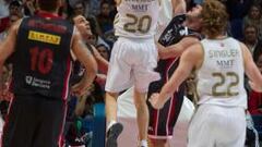 Carroll firma 36 puntos y mantiene líder al Madrid