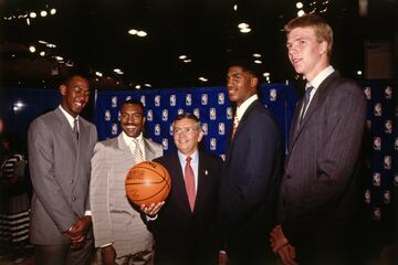 Número 2 del draft de 1988, fue elefgido por Indiana Pacers.