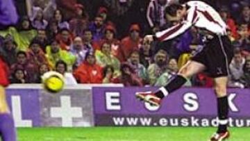 <b>ZAMBOMBAZO A LA ESCUADRA. </b>Etxeberria salvó al Athletic con este remate de volea que se coló por la escuadra.