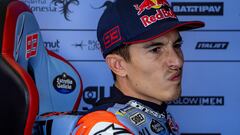 Marc Márquez se muestra contrariado tras su caída en el circuito de Sachsenring.