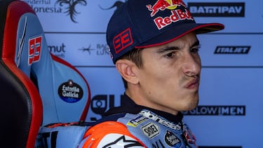Marc Márquez se muestra contrariado tras su caída en el circuito de Sachsenring.